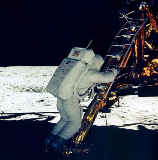 US astronaut Aldrin takes a first step on the Moon.