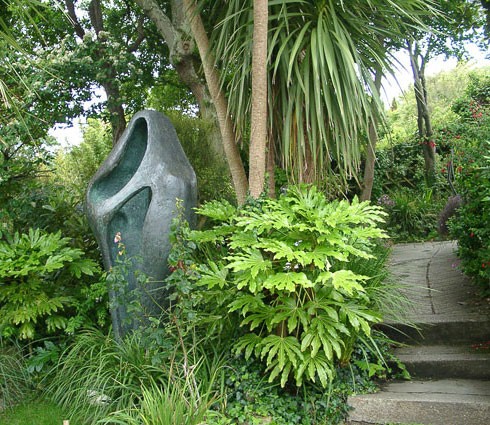 A bronze piece by Barbara Hepworth