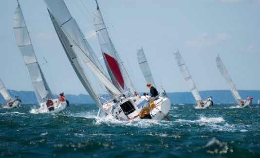A yachting race in a fleet racing format