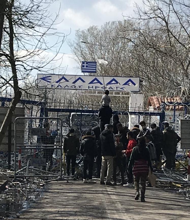 Refugees protest at the closed Turkey-Greece border gate