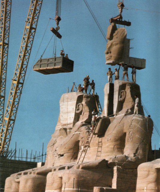 Moving ancient statues of Ramesses II