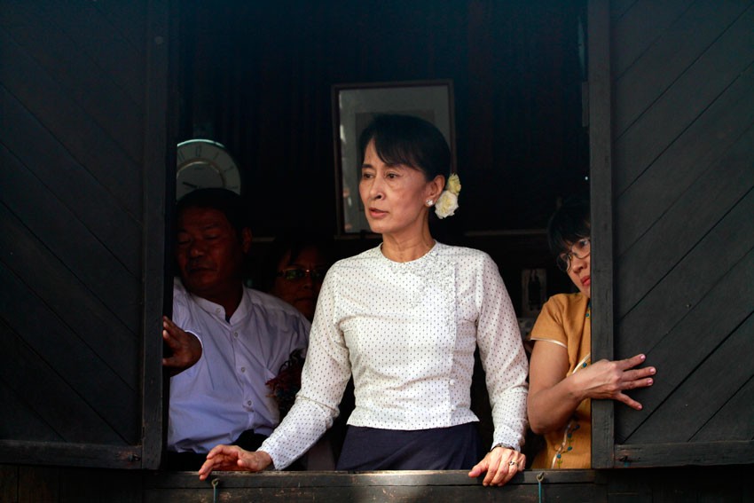 Aung San Suu Kyi gives a speech in 2012