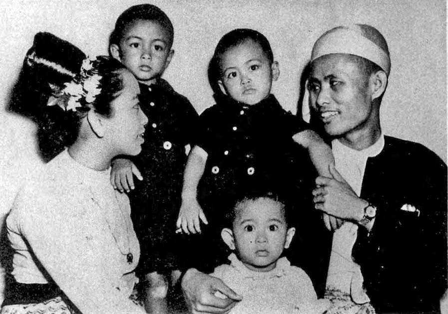Aung San with his family, 1947