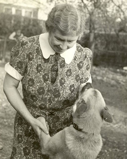 Helen Keller with her dog, Kamikaze, in 1938