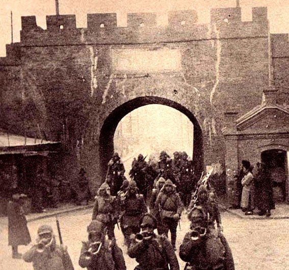 Japanese troops march into Mukden