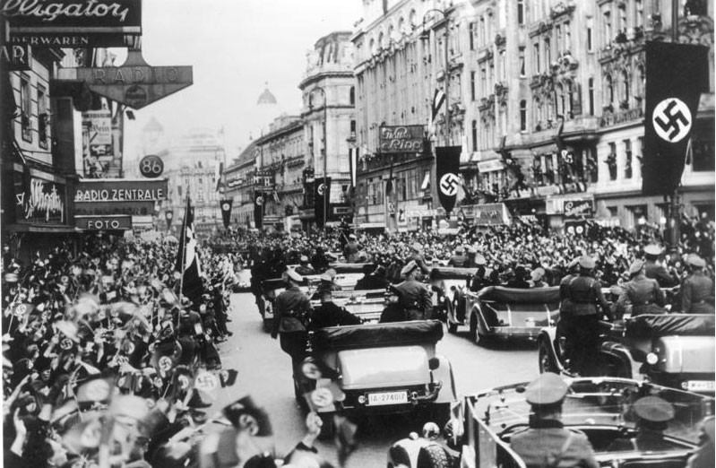 Crowds greet Nazis in Vienna, Austria