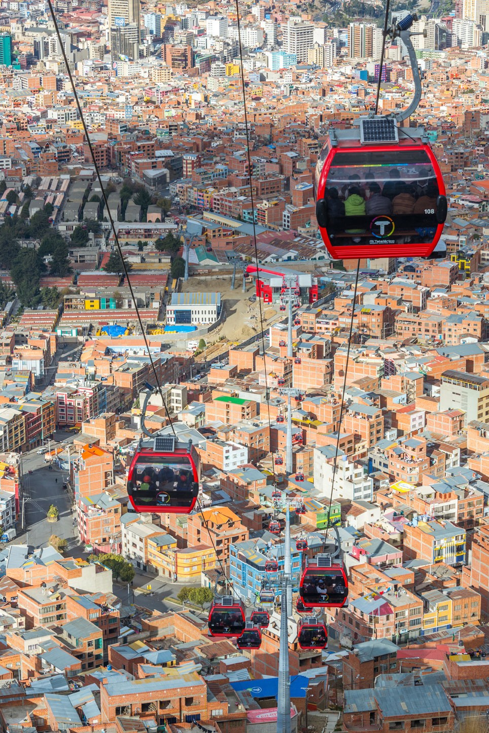 Cable cars between the cities of El Alto and La Paz
