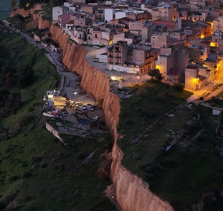 Cliff edge at Niscemi following the landslide, Jan 2026