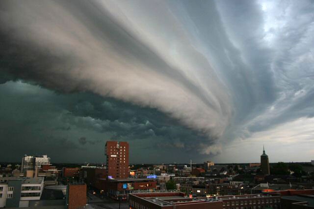 A shelf cloud warns of an approaching storm
