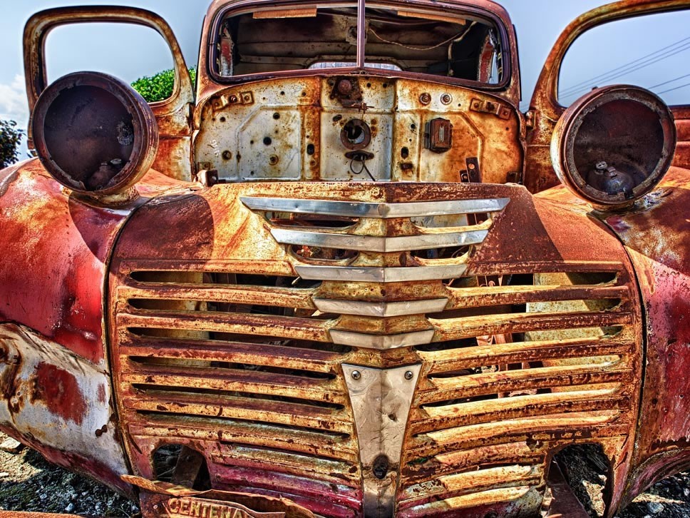 A rusting old car