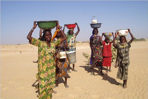 Mao women collecting water