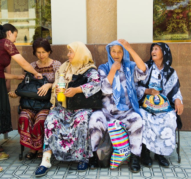 Uzbek women in Samarqand (Samarkand)