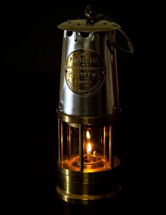 A working Davy lamp