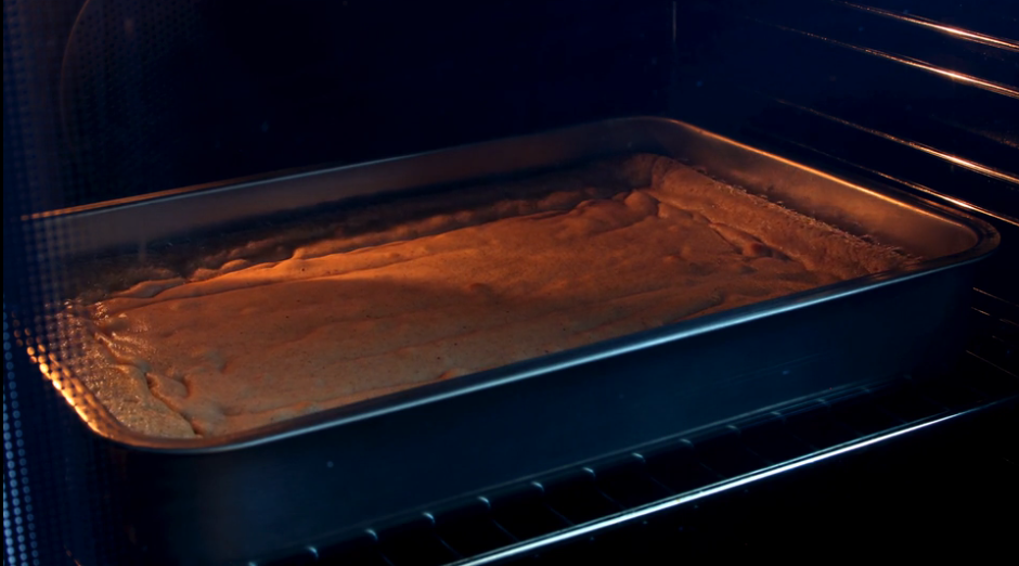 Time-lapse footage of a cake rising