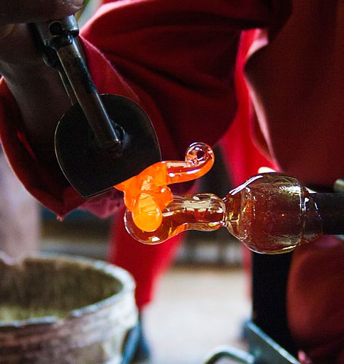 Making a glass elephant in the traditional way