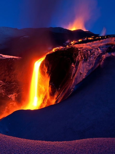 A volcanic eruption amid the snows of Iceland