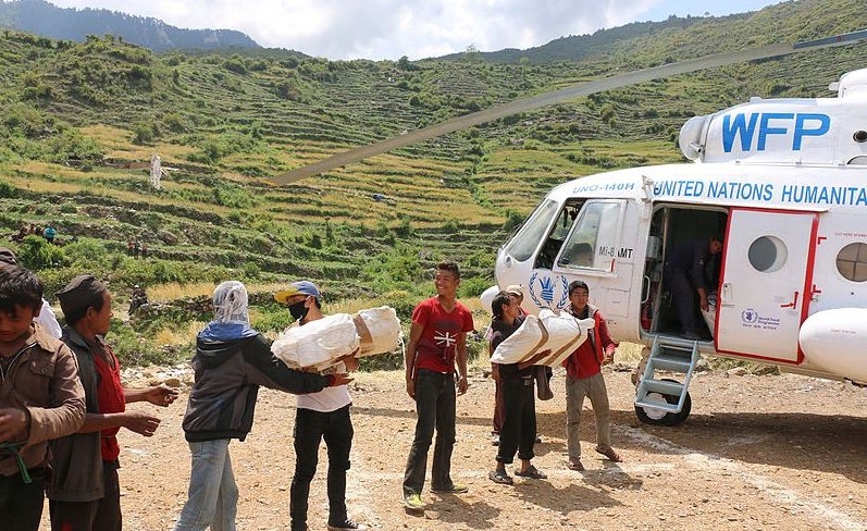 The WFP hands out emergency supplies in Nepal