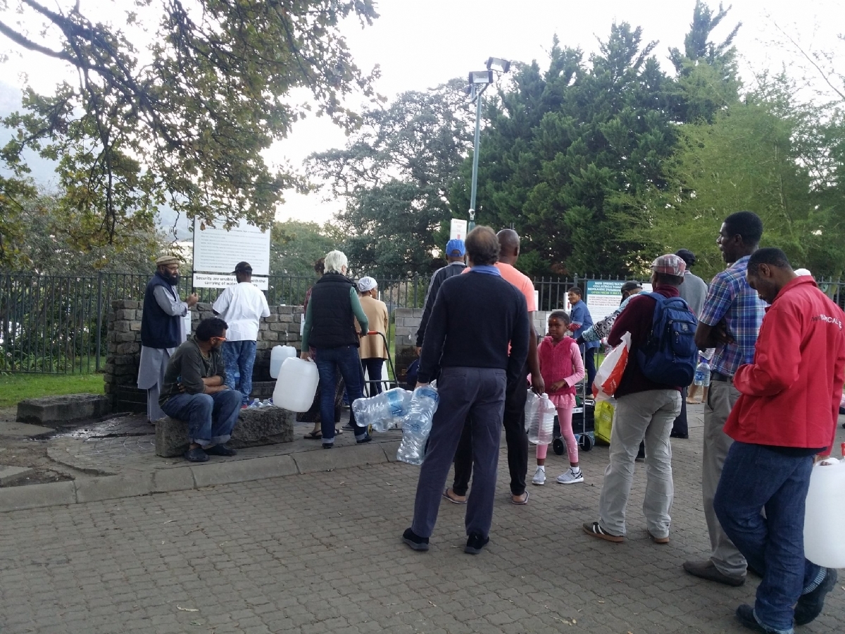 People queue for water in Cape Town, 2018
