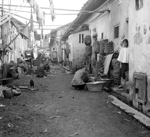 Street in a Chinese city, early 20th century