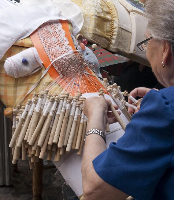 Making bobbin lace