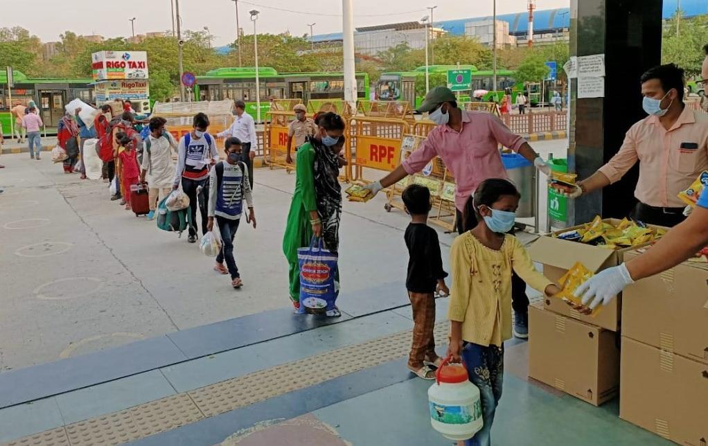 The poor of Delhi receiving food handouts during the pandemic