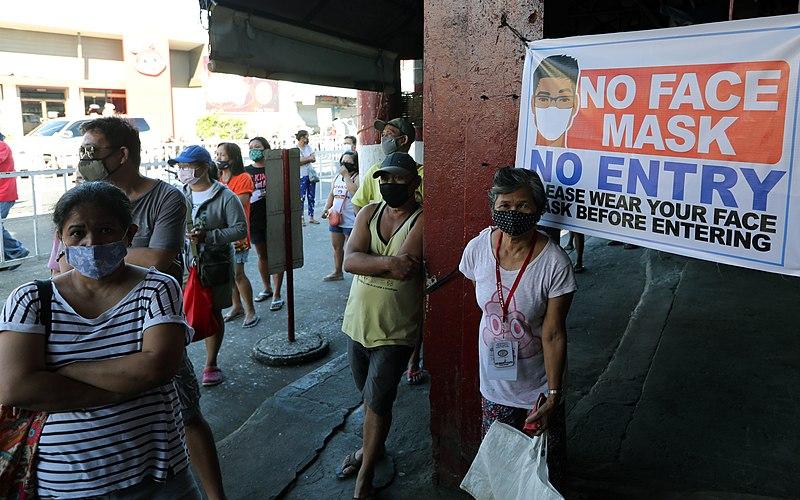 Order to wear face masks before entering a public market