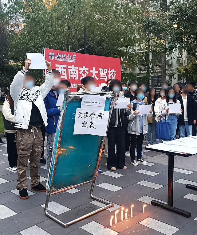Students mourning the victims of the Ürümqi fire, November 2022