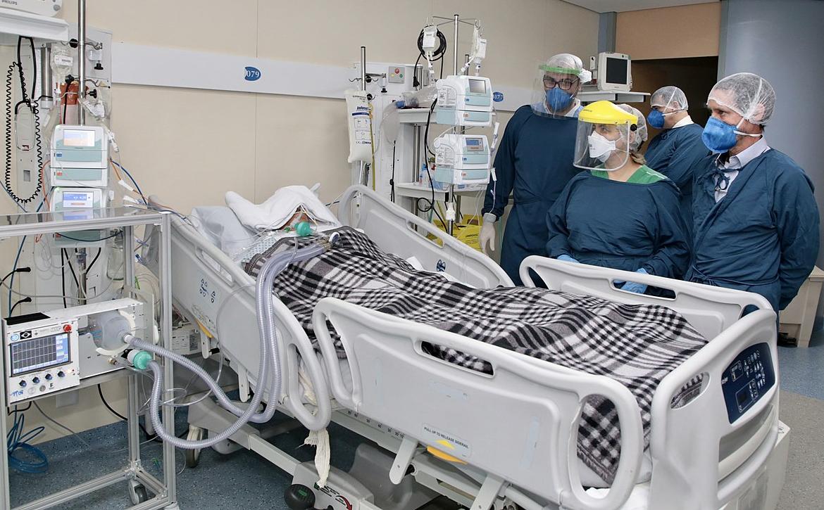 A seriously ill covid patient receives ventilation in an ICU