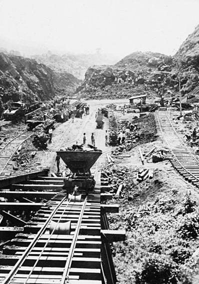 A 1907 photo showing the excavation of the Culebra Cut