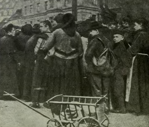 A bread queue in Berlin, 1918