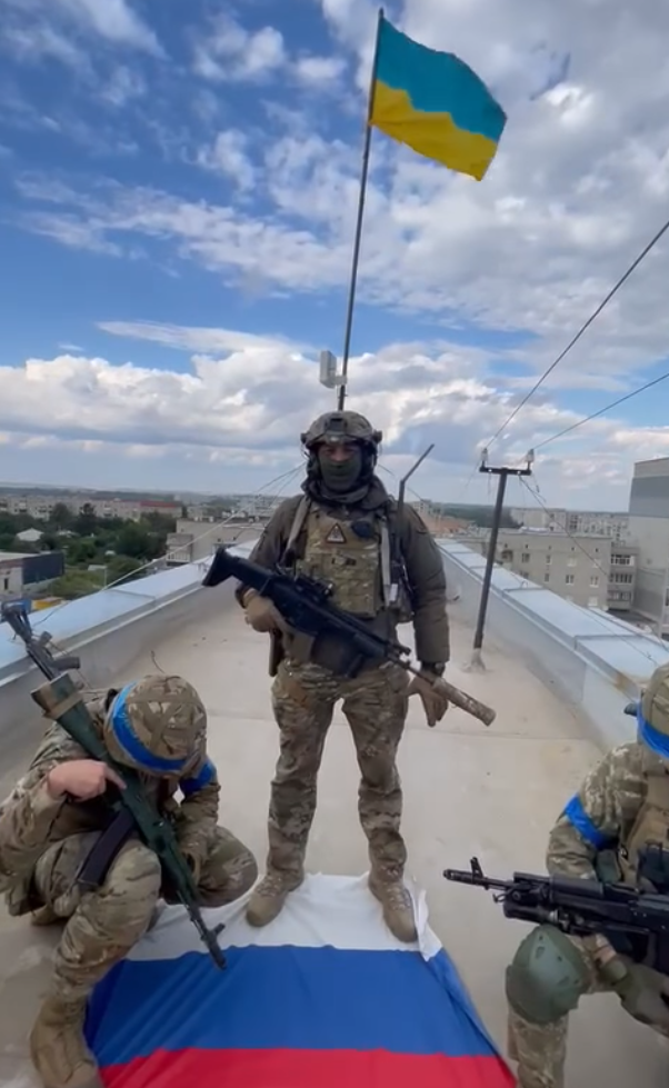 Ukrainian soldiers in Balakliia after its liberation, Sept 2022