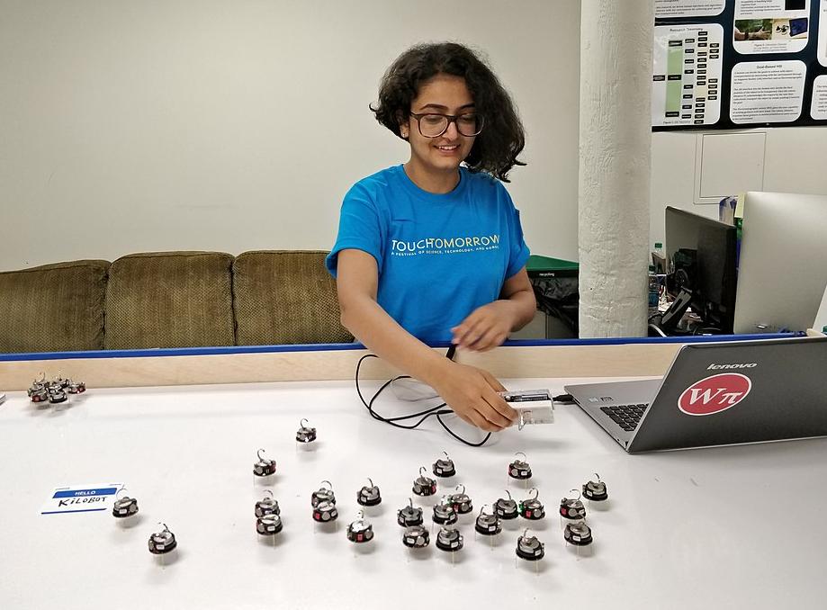 Programming a swarm of Kilobots to run an algorithm