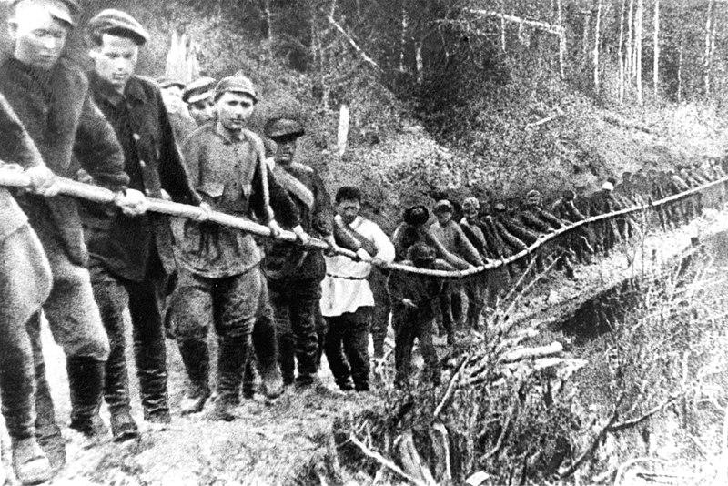 Gulag prisoners transporting goods along the River Izhma, Siberia, Russia, 1930