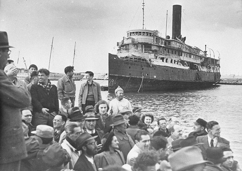 A ship bringing Jewish refugees from Europe arrives in Palestine, 1947
