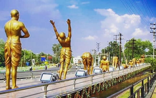 Statues on the roadside at Gaurath Path, Raipur