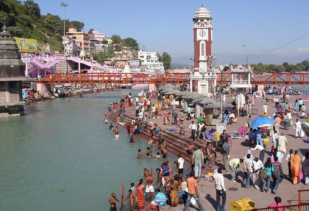 Hindu pilgrims in Haridwar on the River Ganges