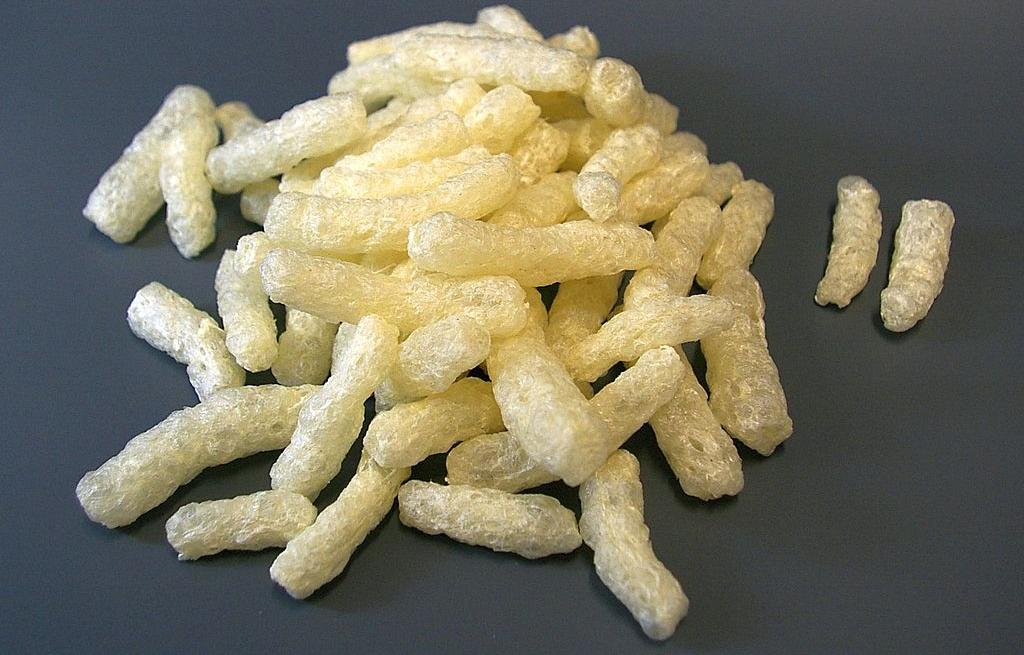 Packaging "peanuts" made from bioplastics, obtained by processing natural biopolymers (in this case, starch)