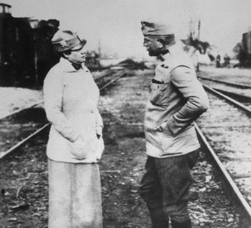 Nellie Bly interviewing an officer during World War I