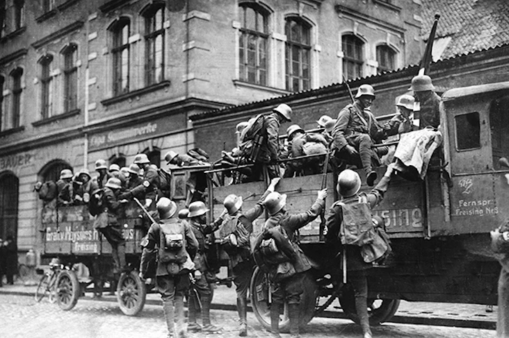 Sturmabteilung (SA) members arrive outside the Bürgerbräukeller in Munich ahead of the Beer Hall Putsch, 8th November 1923