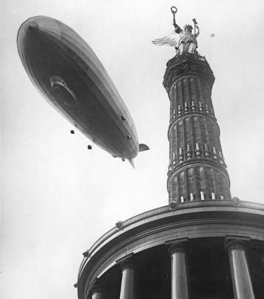 The Graf Zeppelin flies over Berlin, 1928