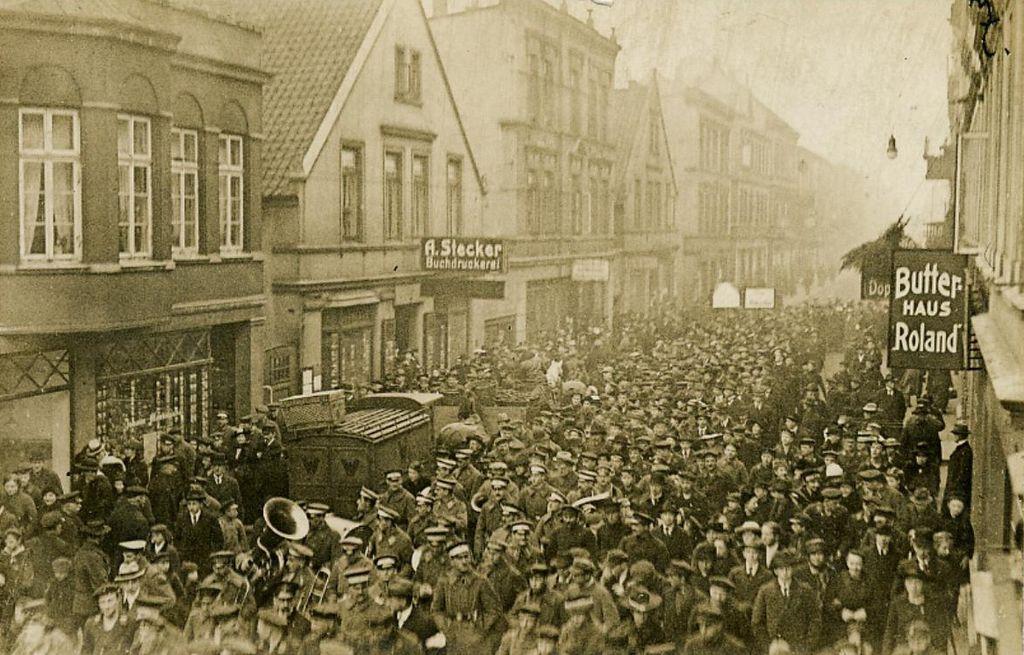 Protesters march along a street in Wilhelmshaven, 6th November 1918