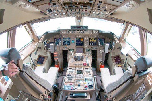 Flight deck of the Boeing 747-8