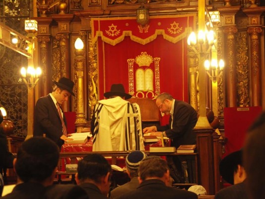 A service at the Bialystoker Synagogue, New York