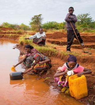 Women and girls collect water in Ethiopia